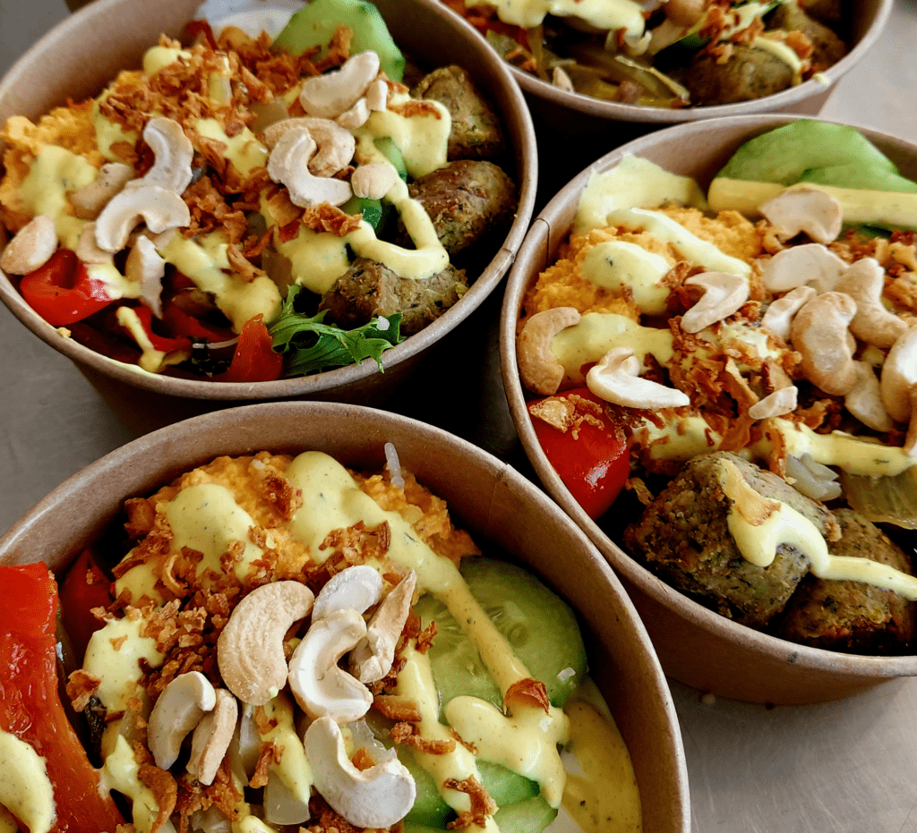 bowl végétarien, aux légumes de saison, noix de cajou, concombre, tomates